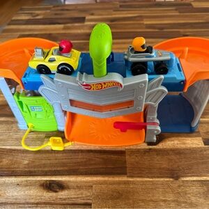 Fisher price my first hot wheels set with sounds and 2 race cars